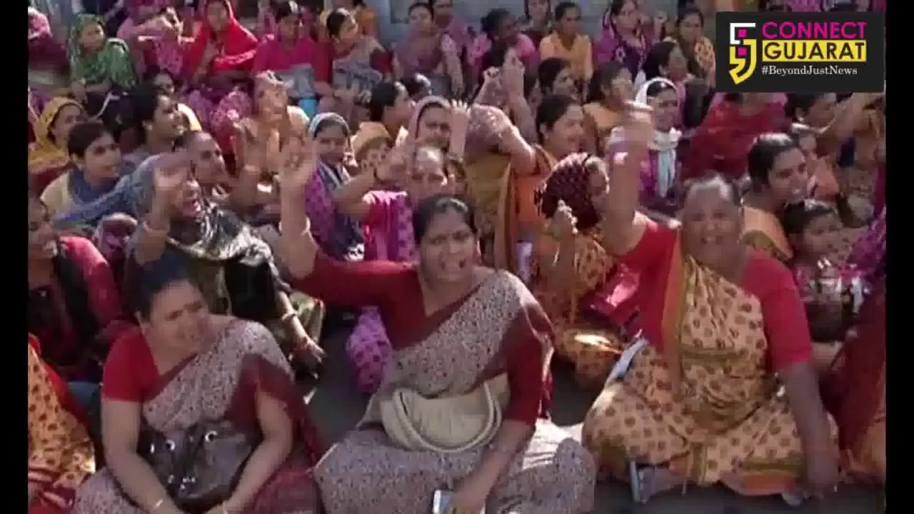 રાજકોટમાં વેતન વધારા મુદ્દે આંગણવાડી મહિલાઓની લડત હજી પણ ચાલુ