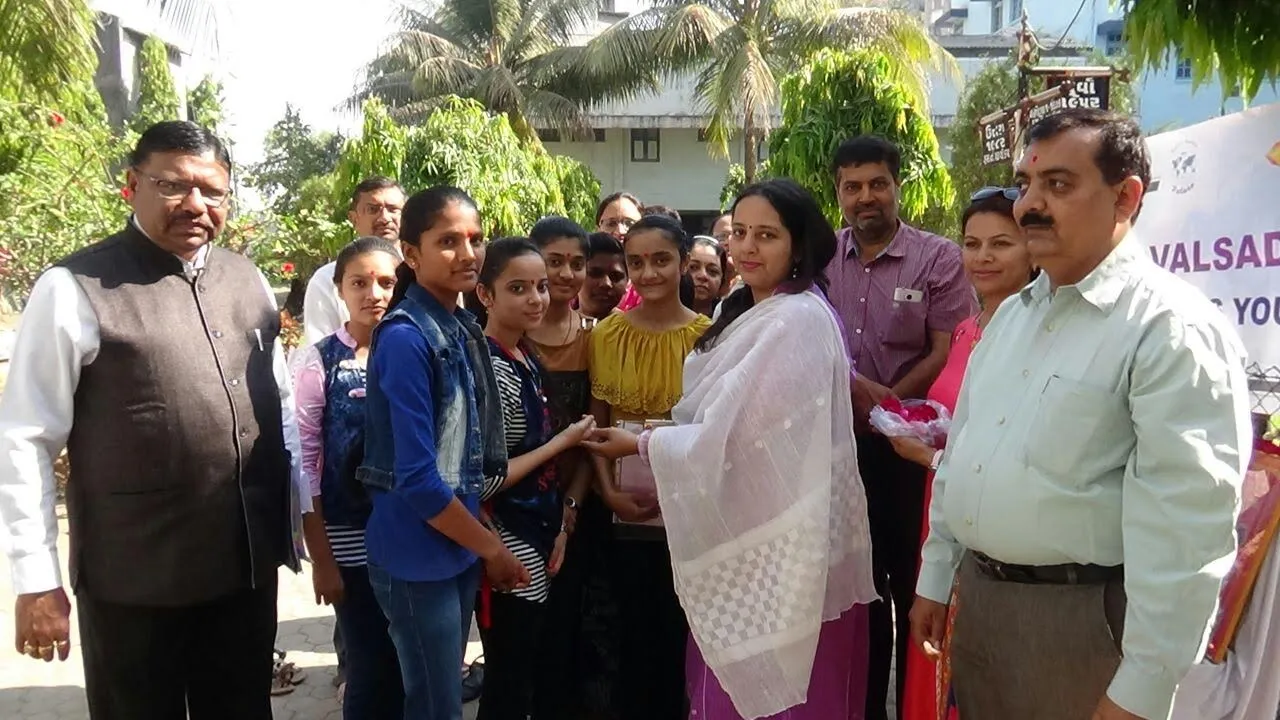 વલસાડ જિલ્લામાં બોર્ડ પરીક્ષાનો શાંતિપૂર્ણ માહોલમાં પ્રારંભ