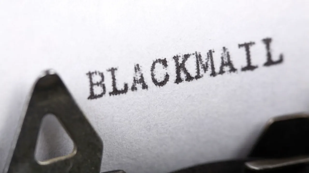 ખેડુતને તેઓની પત્નીનો અશ્લીલ વિડીયો બતાવી બ્લેકમેઈલ કરતા પોલીસ કર્મી સામે નોંધાઈ ફરિયાદ