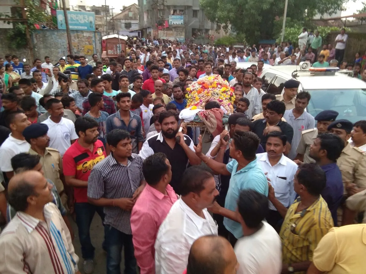 વલસાડના મૃતક  લક્ષ્મીબહેનની અંતિમ યાત્રામાં ગામ હિંબકે ચઢયુ