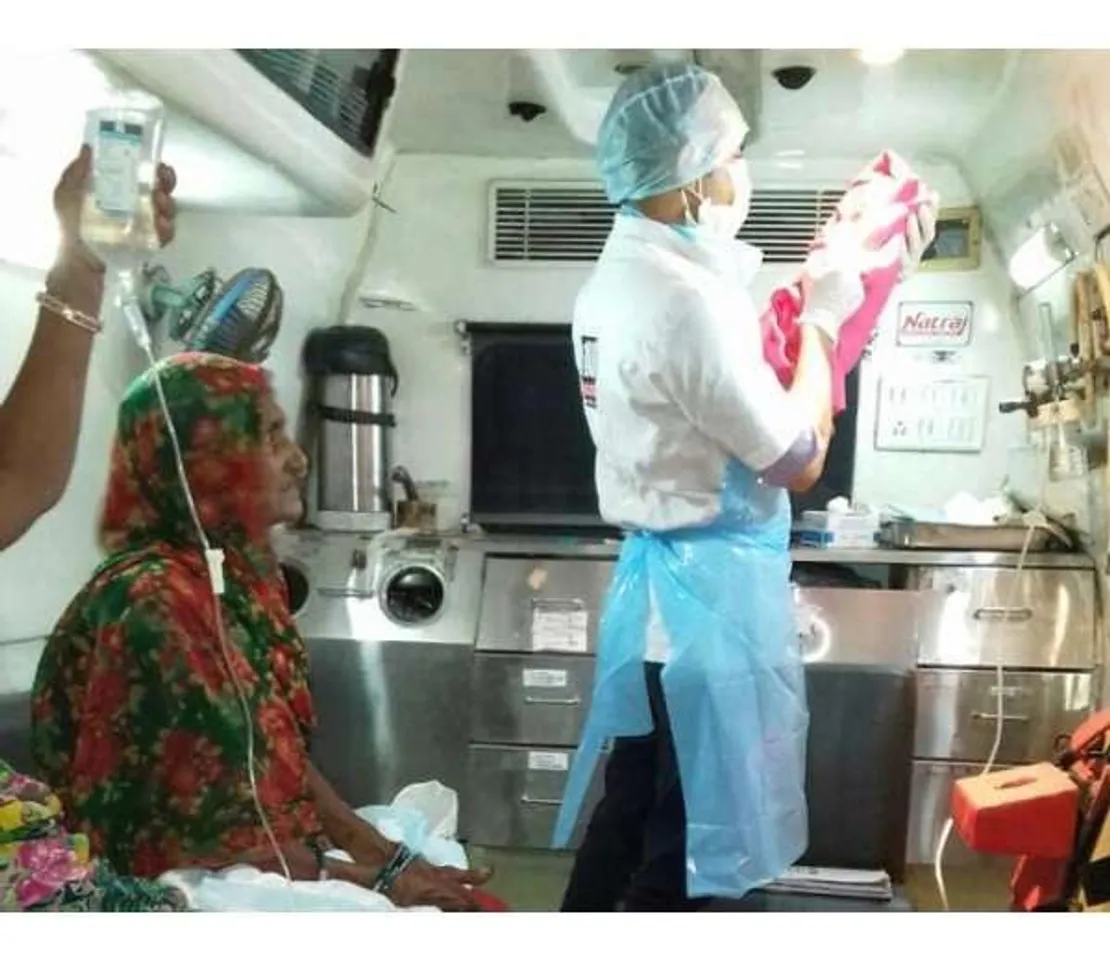 અમરેલીના લુણાસપુર ગામે સિંહના ટોળાએ 108ને ઘેરી લેતા મહિલાની પ્રસુતિ એમ્બ્યુલન્સમાં થઇ