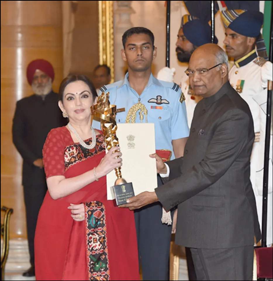 નીતા અંબાણીને રાષ્ટ્રીય ખેલ પ્રોત્સાહન એવોર્ડ રાષ્ટ્રપતિનાં હસ્તે એનાયત કરાયો