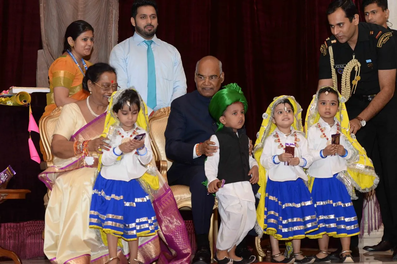 રાષ્ટ્રપતિ કોવિંદ અને પીએમ મોદીને રક્ષા સૂત્ર બાંધતી બાળાઓ
