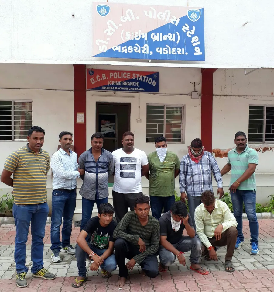 વડોદરા બકરાવાડી આઝાદ મેદાન ખાતે કૂકરીના દાણાથી જુગાર રમતા આઠ ખેલંદાઓ ઝડપાયા