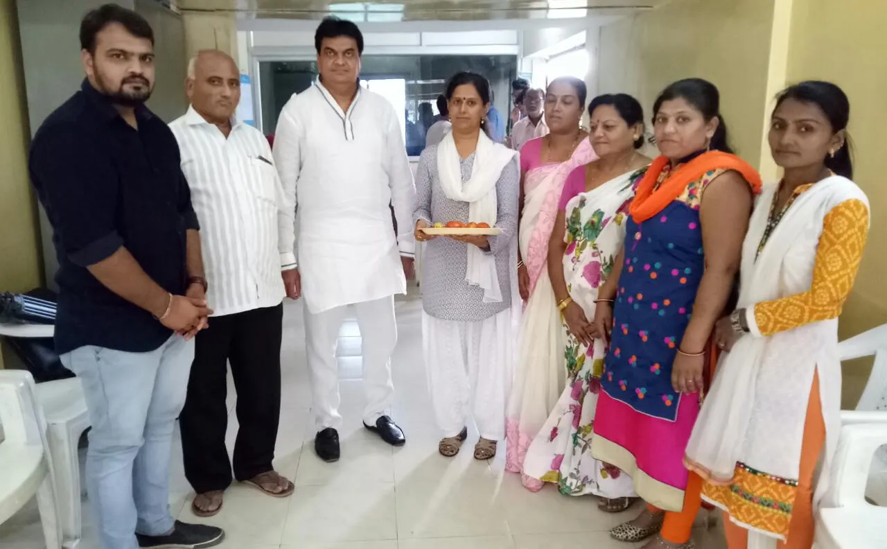 ભરૂચ મહિલા કોંગ્રેસની બહેનોએ ટામેટાની રાખડી બાંધી