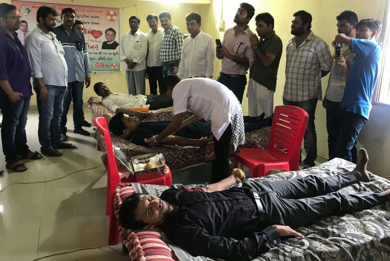 વાગરાનાં જોલવા ગામે યુવા કોંગ્રેસે અહમદ પટેલના જન્મદિન પ્રસંગે રક્તદાન કરતા રક્તદાતા