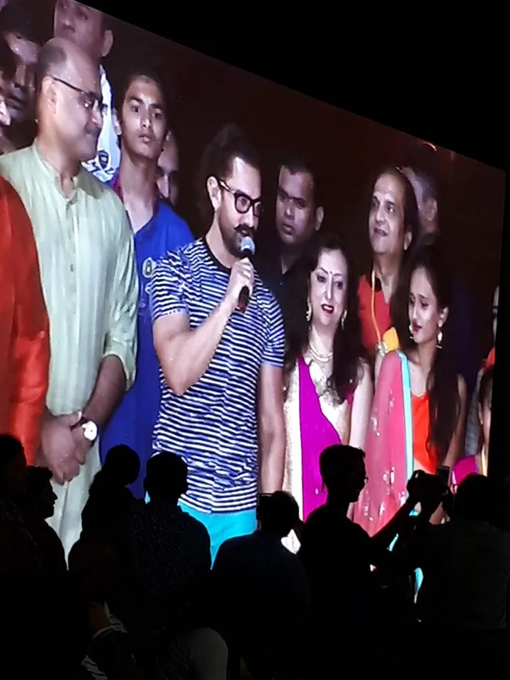 વડોદરા નવરાત્રી મહોત્સવમાં સુપર સ્ટાર આમીર ખાને માણી  ગરબાની રમઝટ