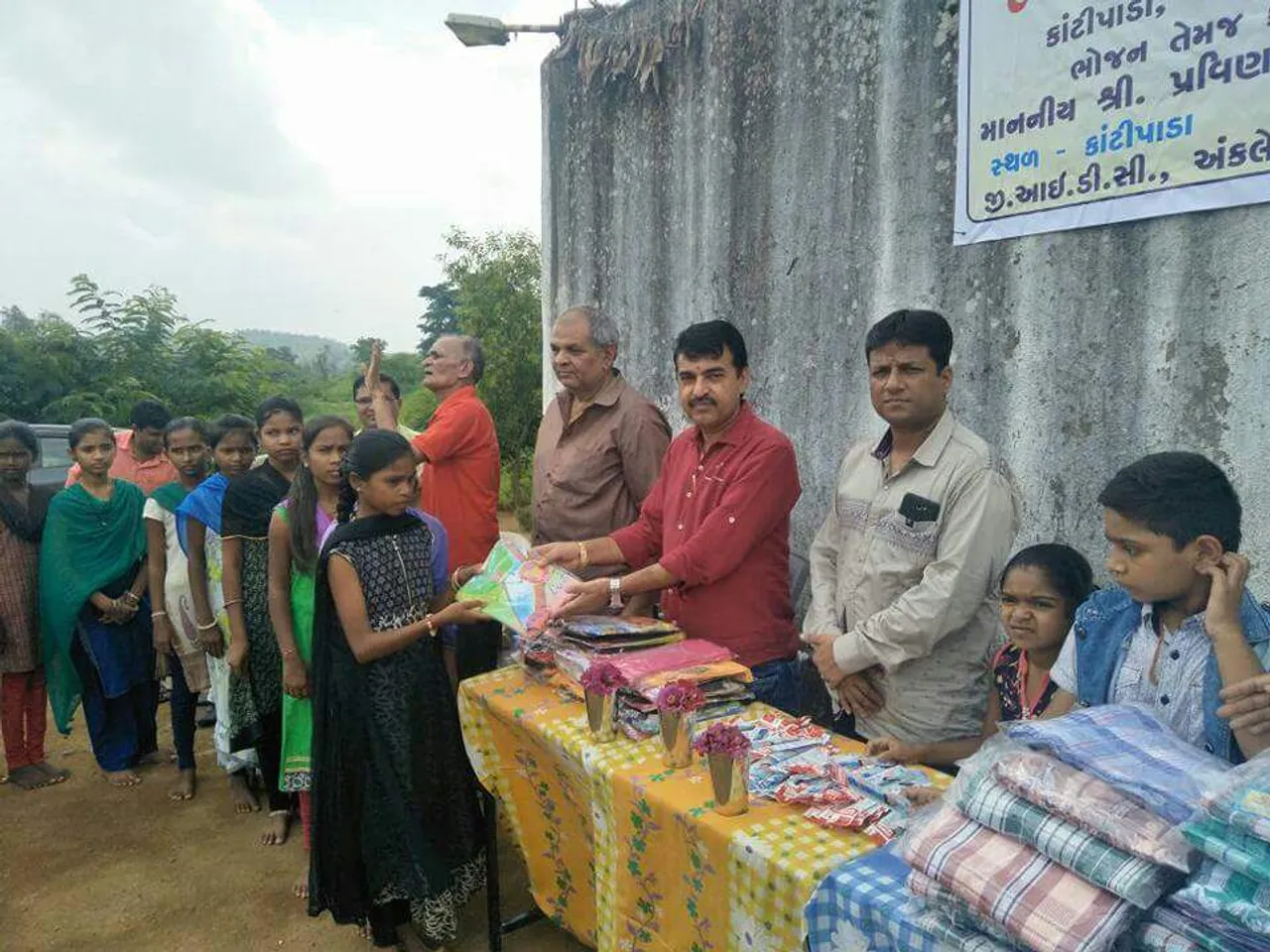 નેત્રંગનાં કાંટીપાડાની કન્યા આશ્રમની બાળાઓને વસ્ત્રોનું  વિતરણ કરીને સેવાની સુવાસ પ્રસરાવતું વંચિત માનવ કલ્યાણ ટ્રસ્ટ