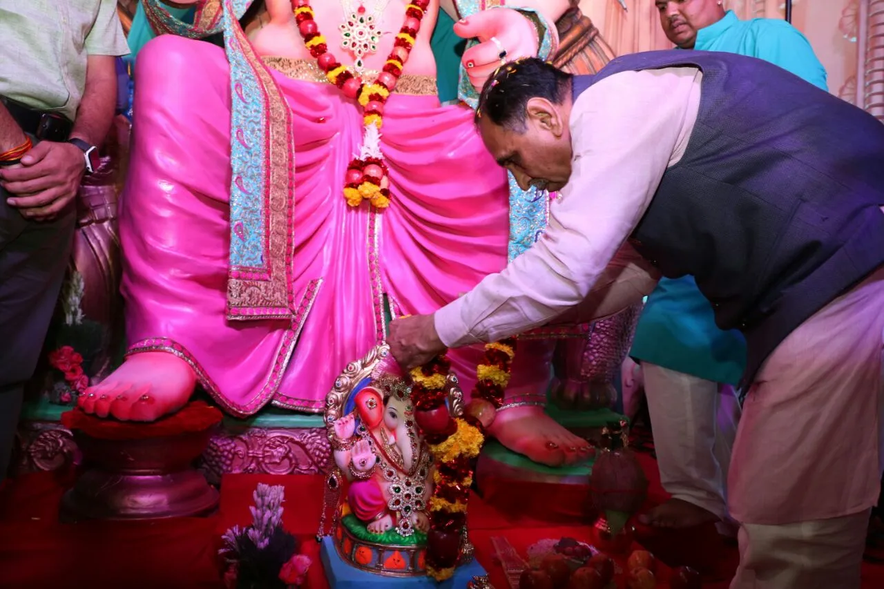 વડોદરામાં ગણેશોત્સવમાં વિઘ્નહર્તા દેવની આરાધના કરતા સીએમ વિજય રૂપાણી