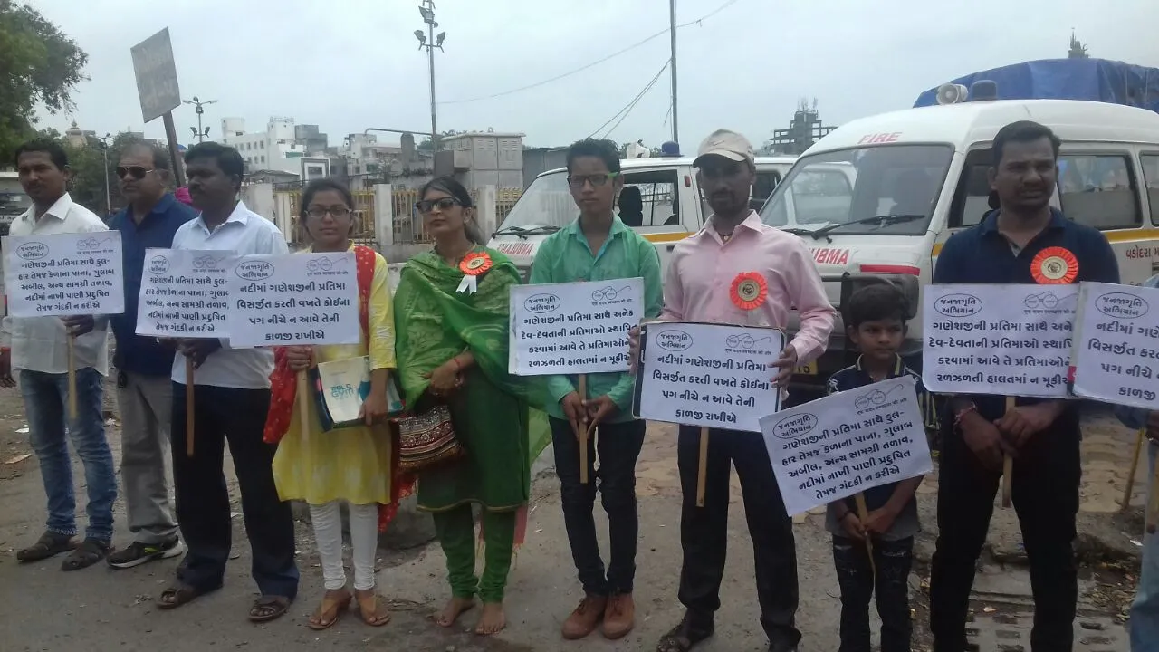 વડોદરામાં ગણેશ વિસર્જન અંગે જન જાગૃતિ લાવવાનાં અર્થે પ્રદર્શન યોજાયુ