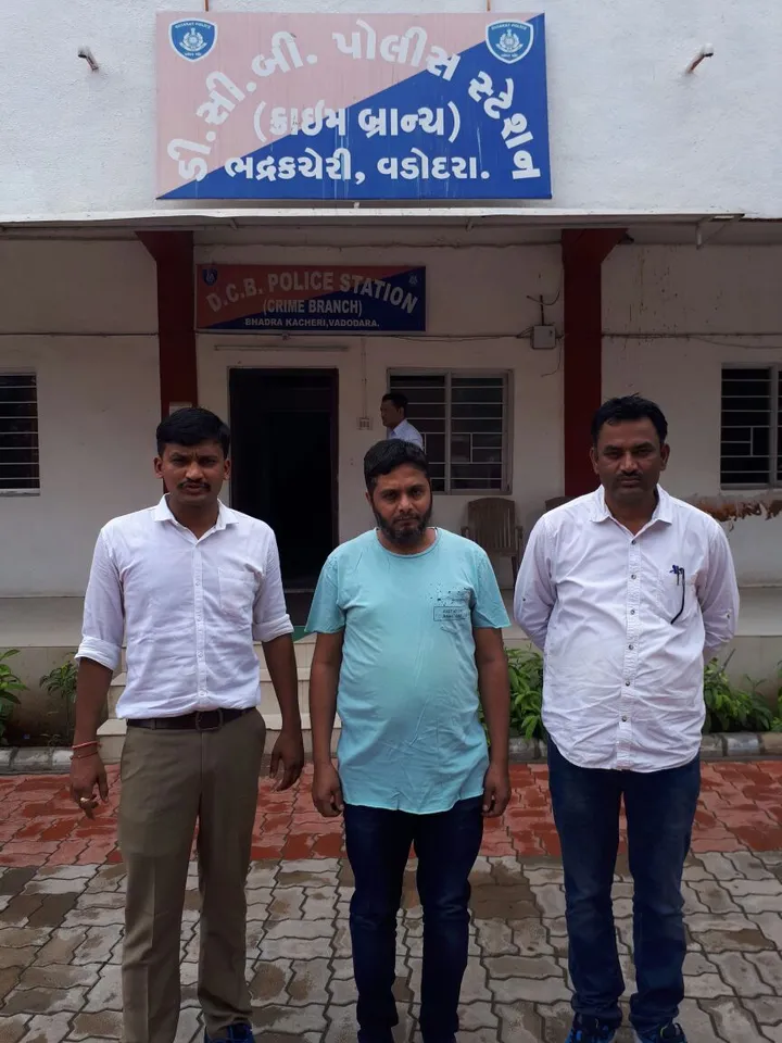 વડોદરા ક્રાઇમ બ્રાન્ચની ટીમે નામચીન બુટલેગર જુબેર મેમણની બારડોલી થી કરી ધરપકડ
