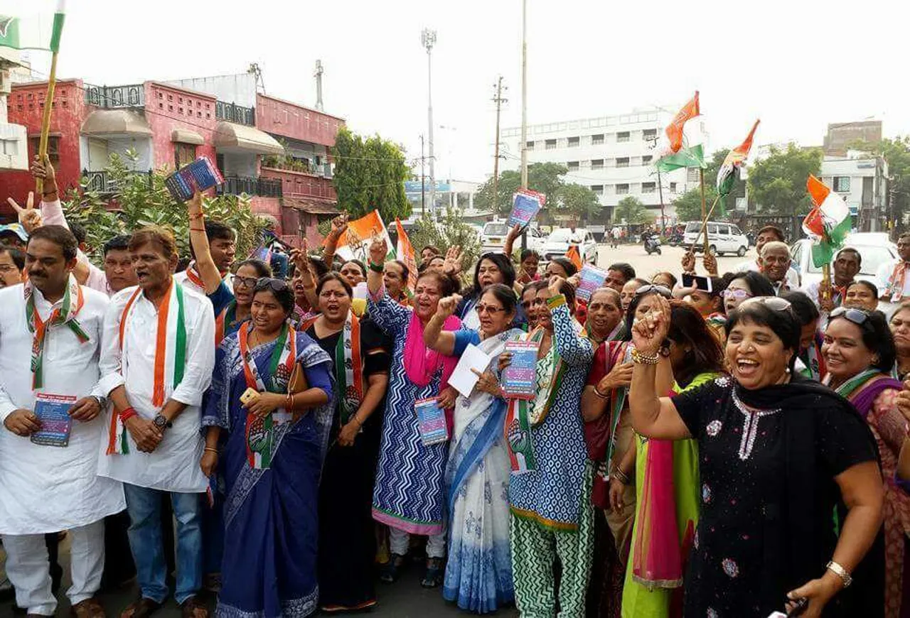 વડોદરામાં મહિલા કોગ્રેસ સમિતિ દ્વારા સ્વાઇન ફ્લૂ થી બચવા જાગૃતિ માટેની પત્રિકાનું વિતરણ