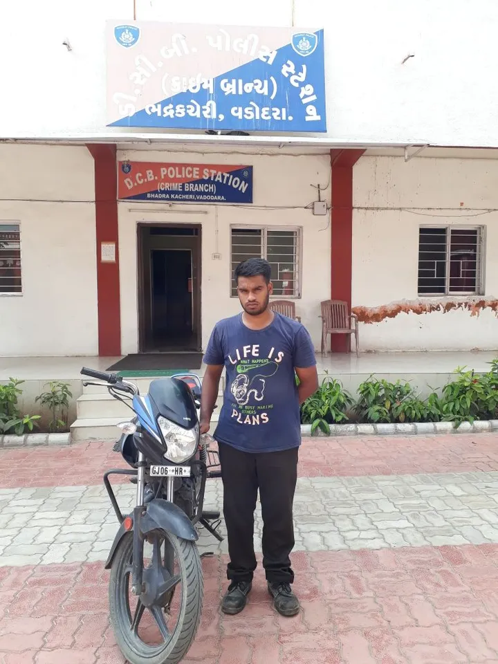 વડોદરામાં નવરાત્રી દરમિયાન ફરવા માટે બાઈક ચોરી કરનાર વાહન ચોરની ધરપકડ કરતી પોલીસ