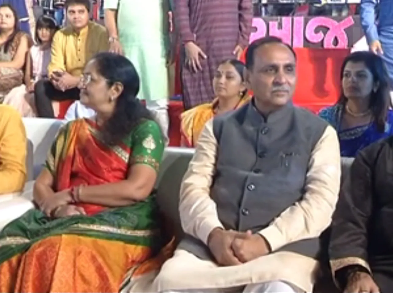 રાજકોટમાં નવરાત્રી મહોત્સવની મુલાકત લેતા સીએમ વિજય રૂપાણી