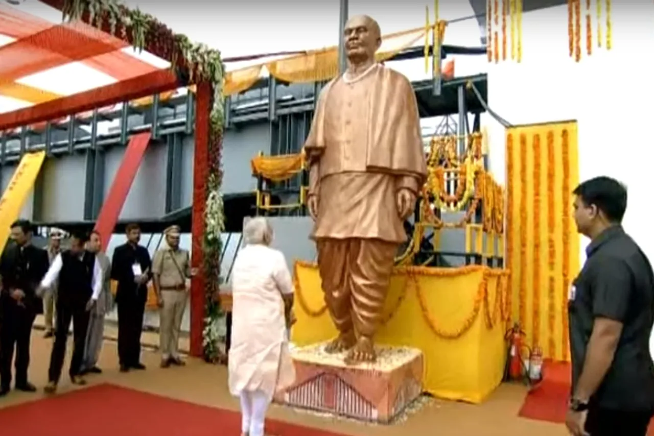 વડાપ્રધાન નરેન્દ્ર મોદીએ સરદાર વલ્લભભાઈ પટેલનાં સ્ટેચ્યુને પુષ્પાંજલિ અર્પી નર્મદા ડેમનું કર્યું લોકાર્પણ.