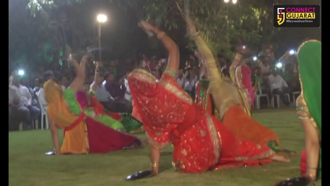 રાજકોટ રણજીત વિલાસ પેલેસમાં હાથોમાં તલવાર લઈ દીકરીઓ રમે છે રાસ