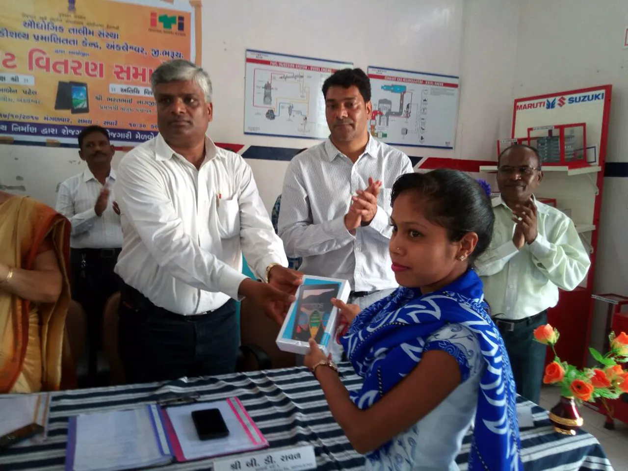 અંકલેશ્વર ઔદ્યોગિક તાલીમ કેન્દ્ર ખાતે વિદ્યાર્થીઓને ટેબલેટનું વિતરણ કરાયુ