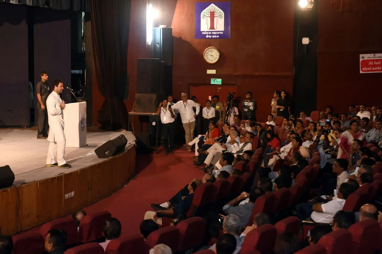 વડોદરામાં સયાજી નગરગૃહમાં રાહુલ ગાંધીએ નાગરિકો સાથે કર્યો સંવાદ