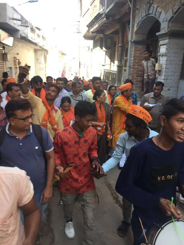 આણંદમાં પૂર્વ સીએમ આનંદીબેન પટેલે ઘરે ઘરે ભાજપની વિકાસ ગાથાની પત્રિકા વહેંચી