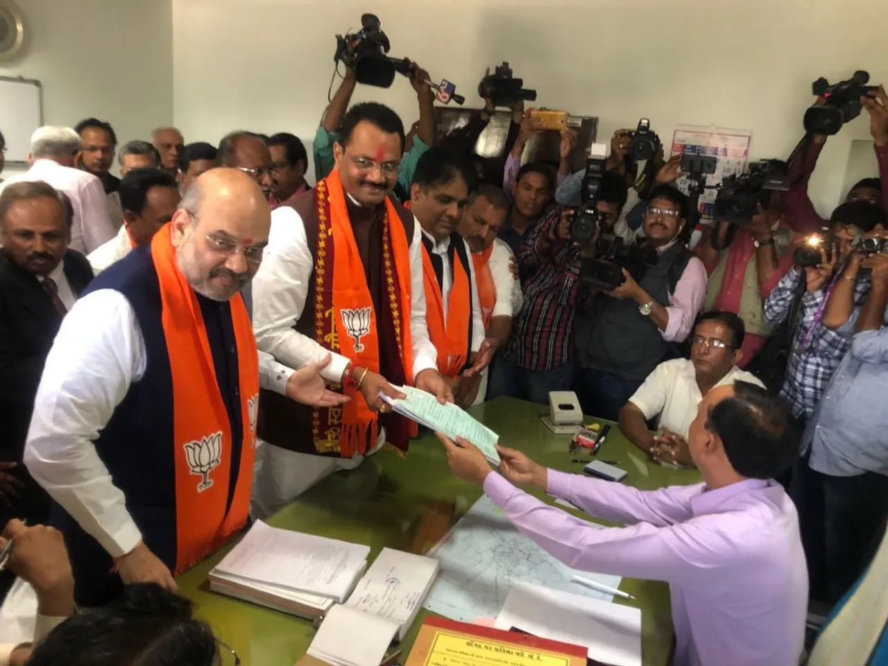 ગુજરાત ભાજપ પ્રદેશ પ્રમુખ જીતુભાઈ વાઘાણીએ અમિત શાહની હાજરીમાં નોંધાવી  ઉમેદવારી