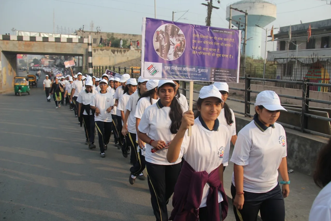 ભરૂચમાં મતદાન જાગૃતિ અર્થે રન ફોર વોટમાં દોડ લગાવતા વિદ્યાર્થીઓ