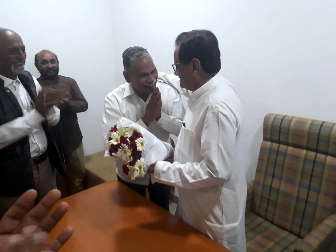 સાંસદ અહમદ પટેલે કામદાર સમાજનાં આગેવાન સહિત કાર્યકર્તાઓને કોંગ્રેસમાં આપ્યો આવકાર