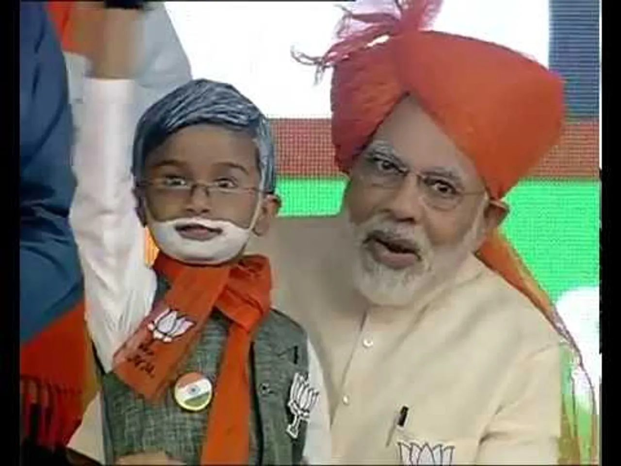 નવસારીમાં નરેન્દ્ર મોદીએ ચૂંટણી સભામાં કોંગ્રેસને આડે હાથ લીધી