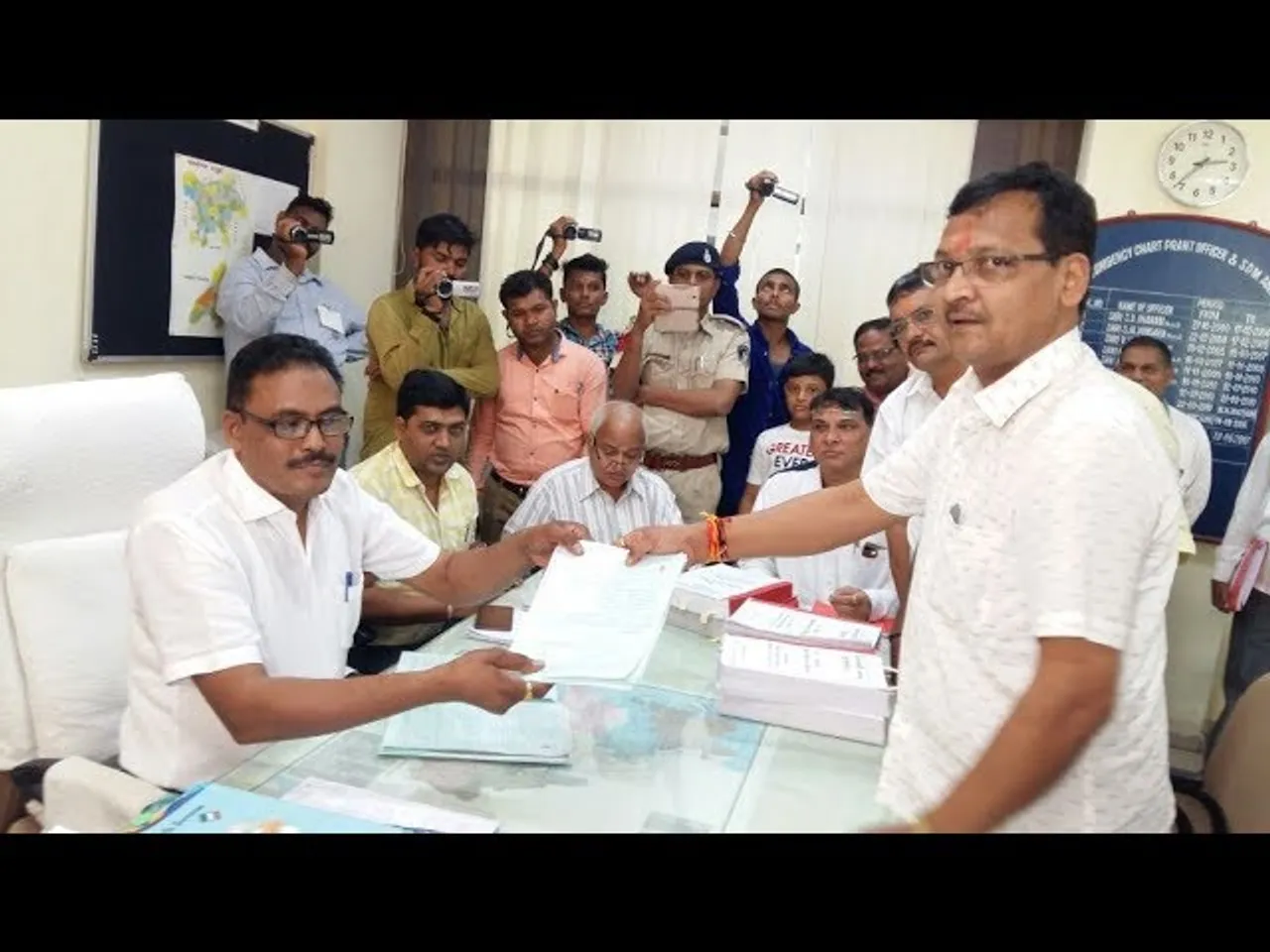 અંકલેશ્વર હાંસોટ વિધાનસભા બેઠક પર ભાજપનાં ઉમેદવાર તરીકે નામાંકન ભરતા મંત્રી ઈશ્વરસિંહ પટેલ