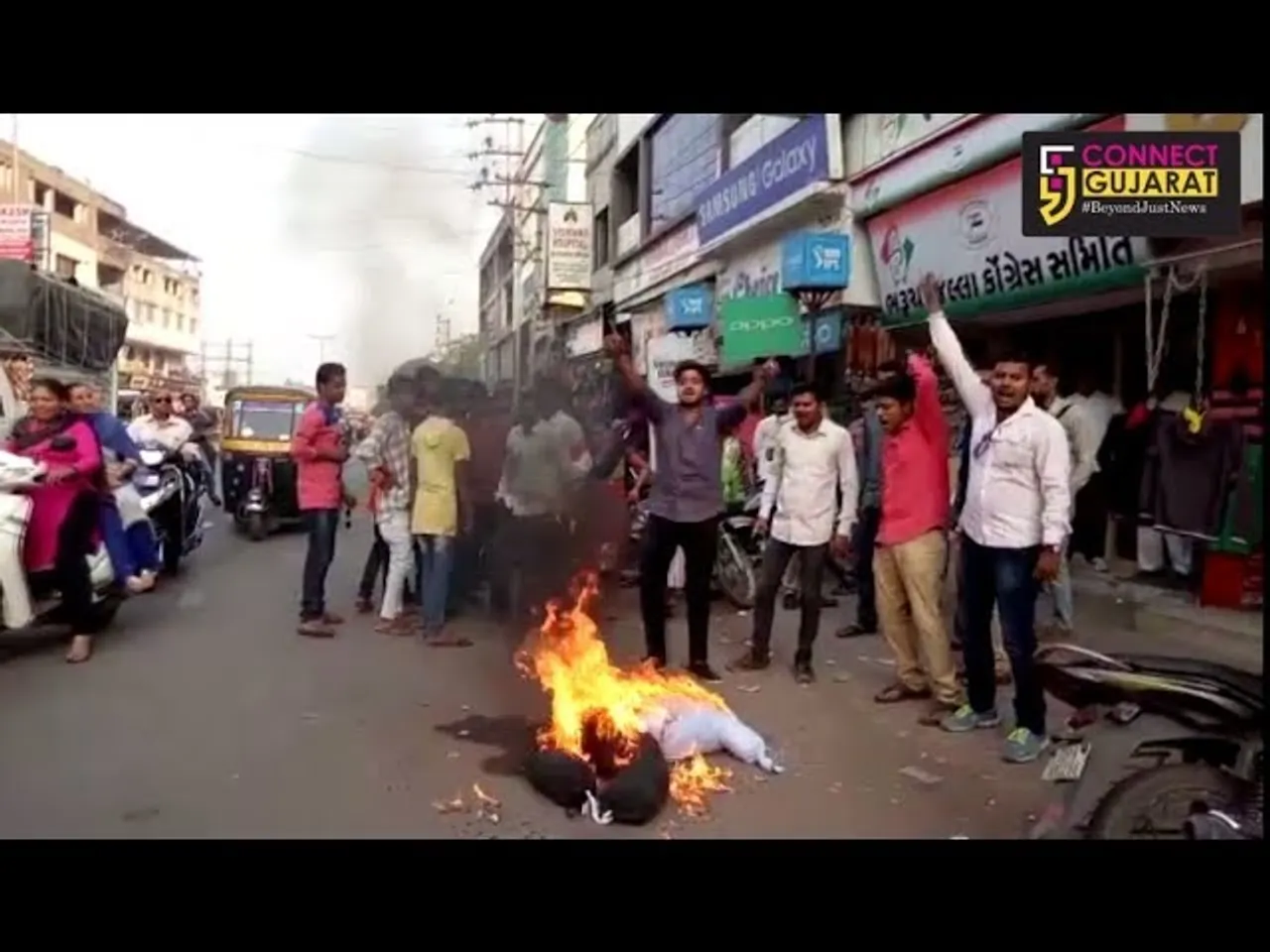 ભરૂચમાં કોંગ્રેસનાં યુવા કાર્યકર્તાઓએ પ્રદેશનાં પ્રભારી હર્ષવર્ધનનું પૂતળુ બાળી નોંધાવ્યો વિરોધ