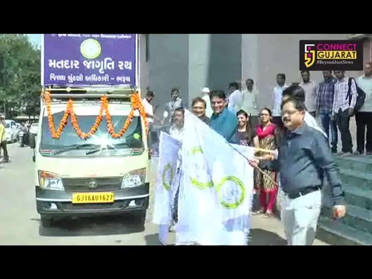 ભરૂચ થી મતદાન જાગૃતિ રથનું પ્રસ્થાન કરાવતા જિલ્લા ચૂંટણી અધિકારી