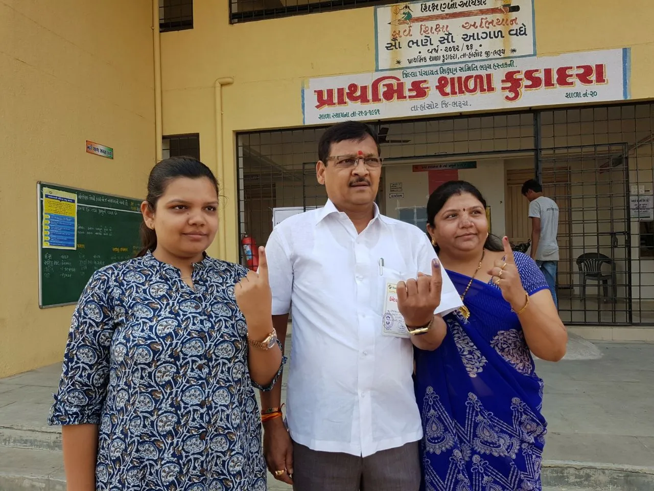 અંકલેશ્વરનાં ભાજપ ઉમેદવાર ઈશ્વરસિંહ પટેલે પત્ની અને દીકરી સાથે કર્યુ મતદાન