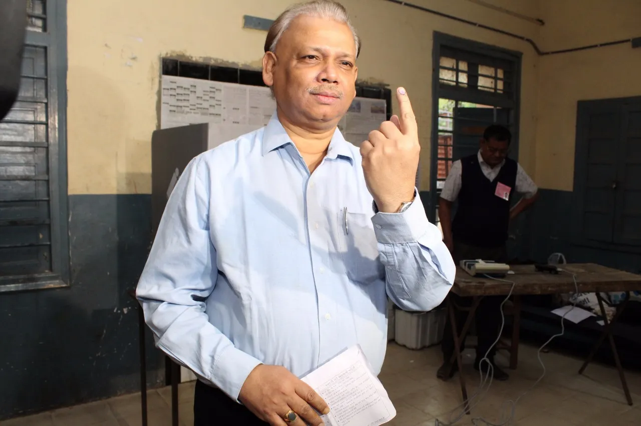 રાજયનાં મુખ્ય ચૂંટણી અધિકારી બી બી સ્વેને કર્યુ મતદાન