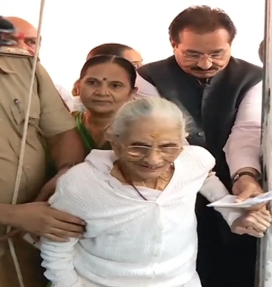 પીએમ મોદીનાં માતા હિરાબાએ મતદાન કરીને લોકશાહીનો ધર્મ નિભાવ્યો