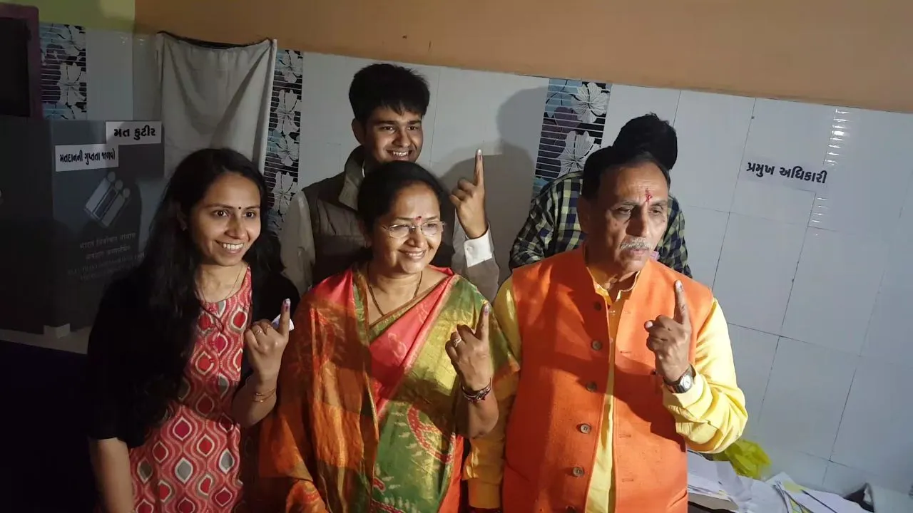રાજકોટમાં મુખ્યમંત્રી વિજય રૂપાણીએ પત્ની અંજલિ રૂપાણી સાથે કર્યુ મતદાન 