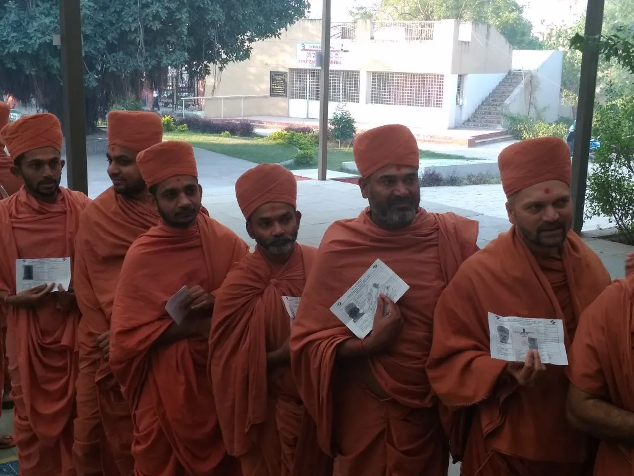 સ્વામિનારાણ સંપ્રદાયનાં સાધુ સંતોએ લોકશાહીનો ધર્મ નિભાવ્યો