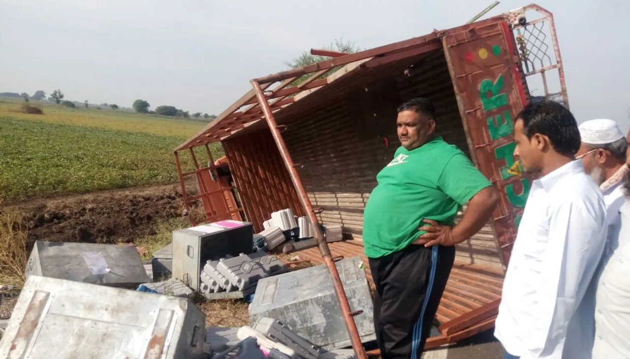 ભરૂચનાં દેરોલ પાસે EVM મશીન ભરેલો ટેમ્પો પલ્ટી જતા તંત્રની દોડધામ