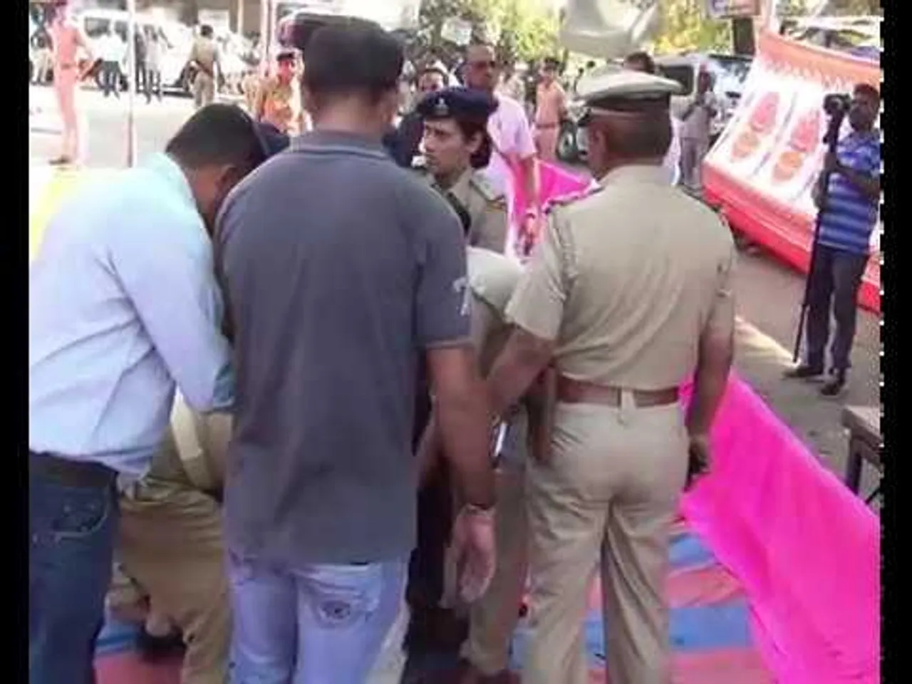 રૂપાણીજીએ શહીદની પુત્રીને સભામાંથી બહાર ફેંકાવીને માનવતાને શર્મસાર કરી છે : રાહુલ ગાંધી