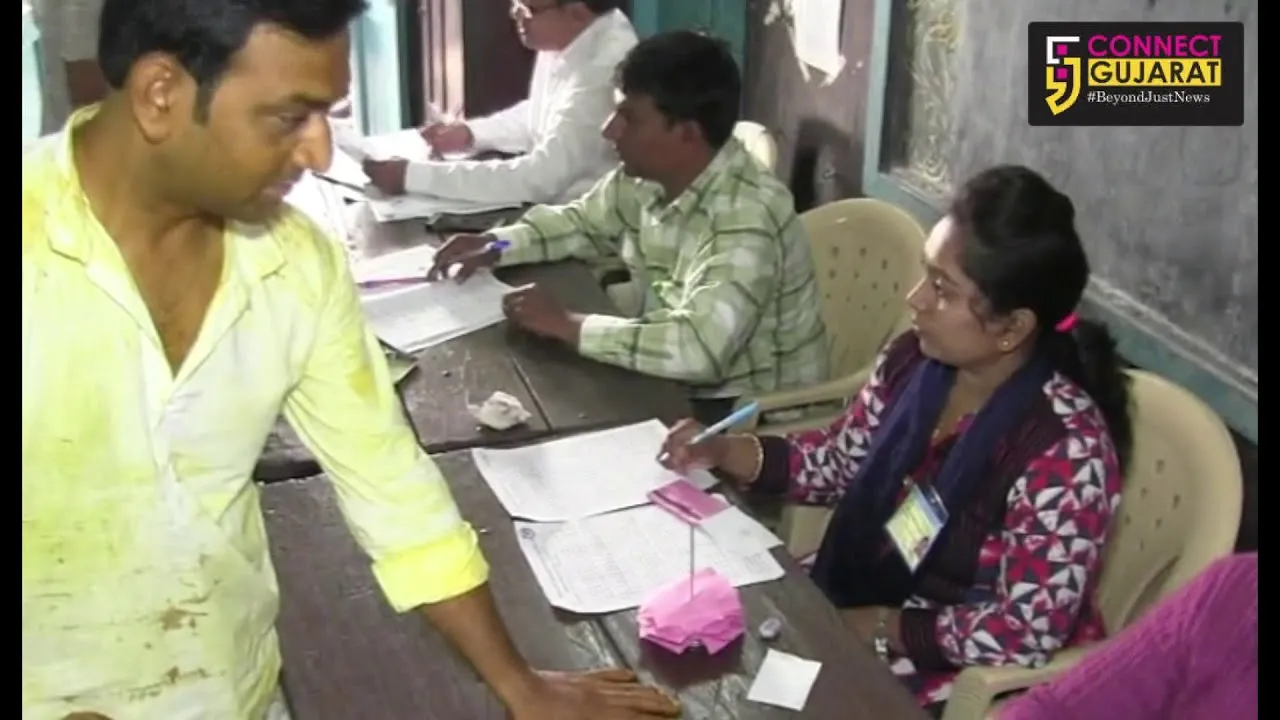 નવસારીમાં દિવ્યાંગ સહિત વરરાજાએ લોકશાહીનાં પર્વમાં આપ્યું યોગદાન