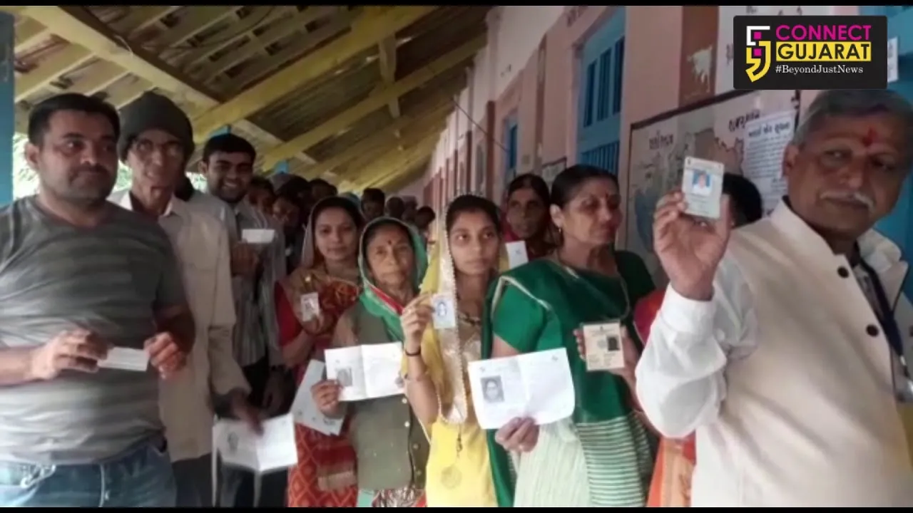 જંબુસર વિધાનસભાનાં કોંગ્રેસનાં ઉમેદવાર સંજય  સોલંકીએ ટંકારી ખાતે કર્યુ મતદાન