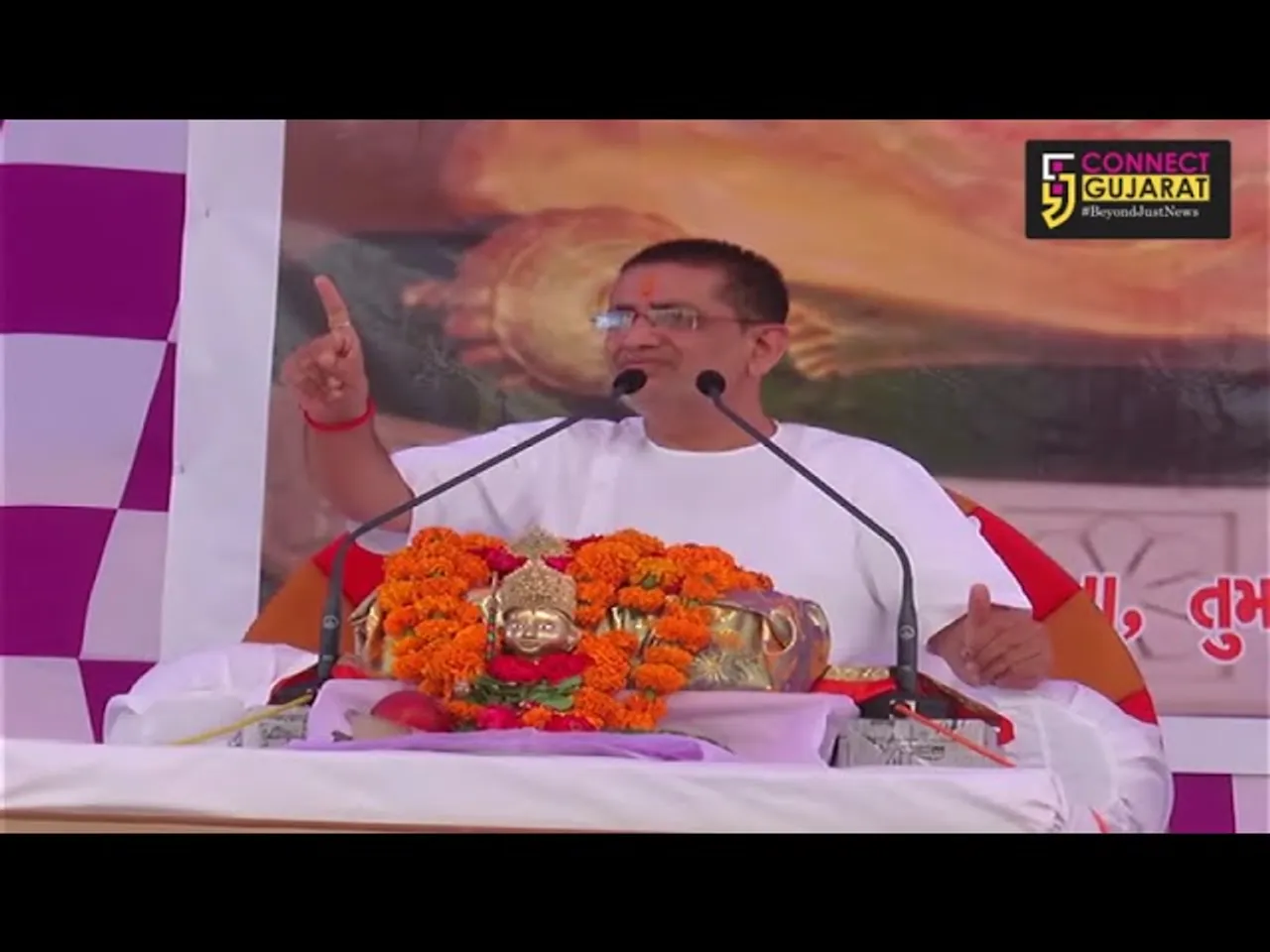 ભરૂચમાં સનાતન ધર્મ પરિવાર દ્વારા આયોજીત ભાગવત કથાનું રસપાન કરતા શ્રધ્ધાળુઓ