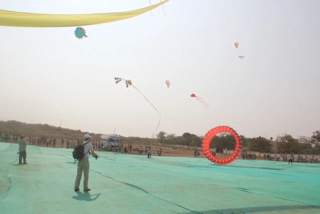 સોનગઢ ખાતે વિદેશી પતંગબાજોના અવનવી ડિઝાઇનના પતંગોએ જમાવ્યું અનેરૂં આકર્ષણ