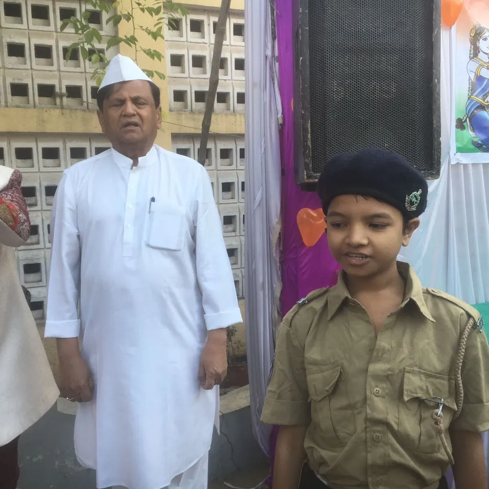 અંકલેશ્વર પીરામણ ગામ ખાતે રાષ્ટ્રધ્વજને સલામી આપતા સાંસદ અહમદ પટેલ