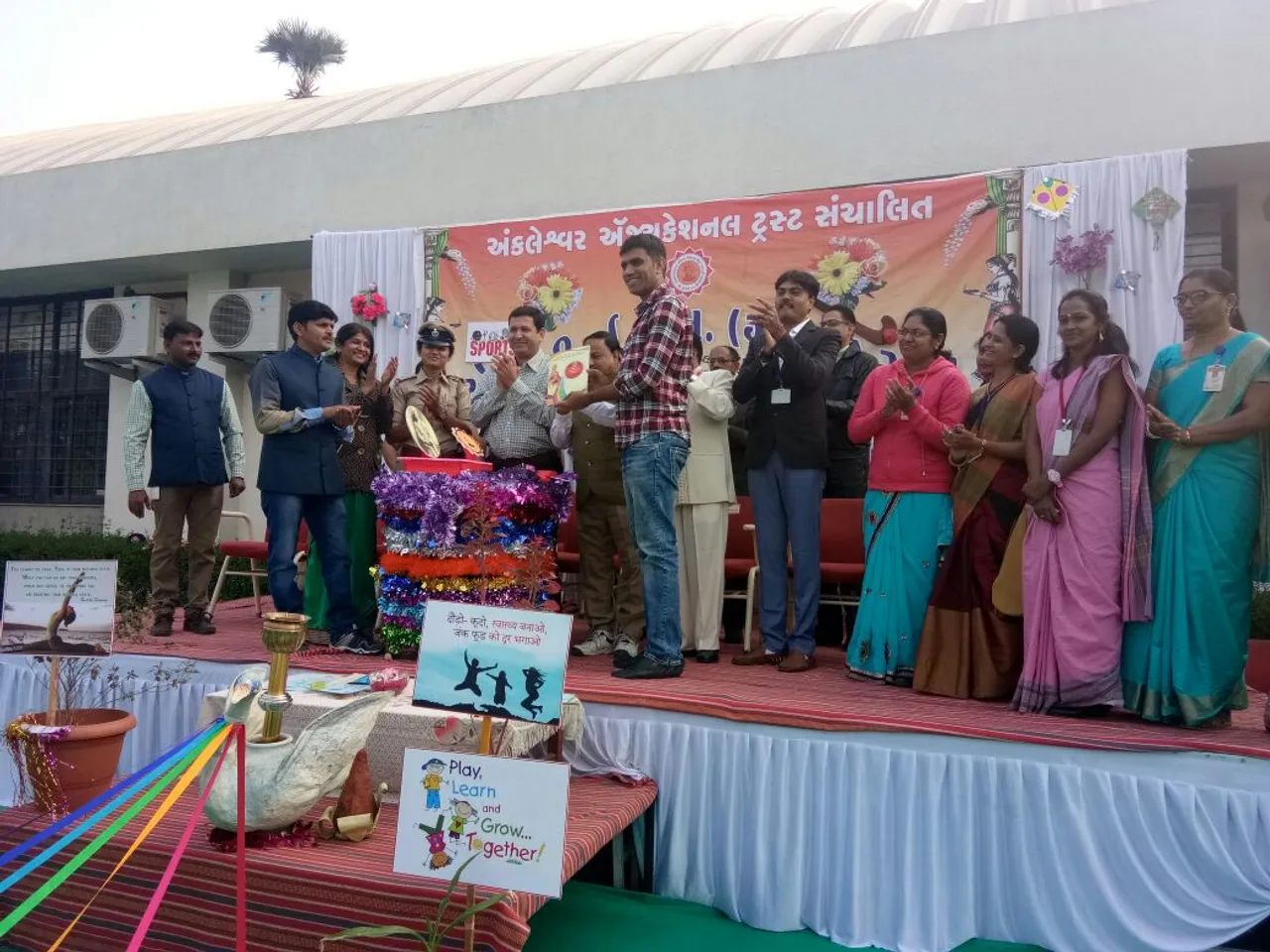 અંકલેશ્વરની સ્વામી વિવેકાનંદ ગુજરાતી માધ્યમ શાળામાં મેઘધનુષી વાર્ષિક રમતોત્સવની ઉજવણી