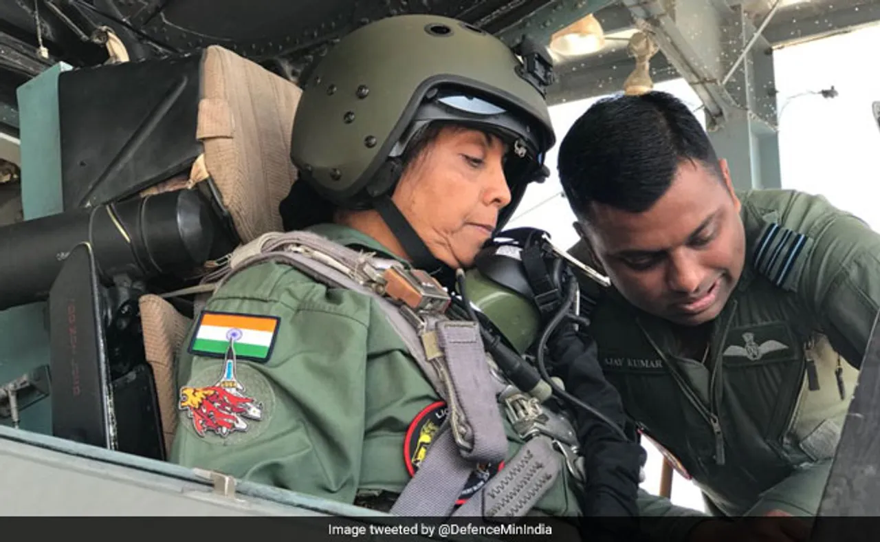 રક્ષામંત્રી નિર્મલા સીતારામને લડાકુ વિમાનમાં ઉડાન ભરી
