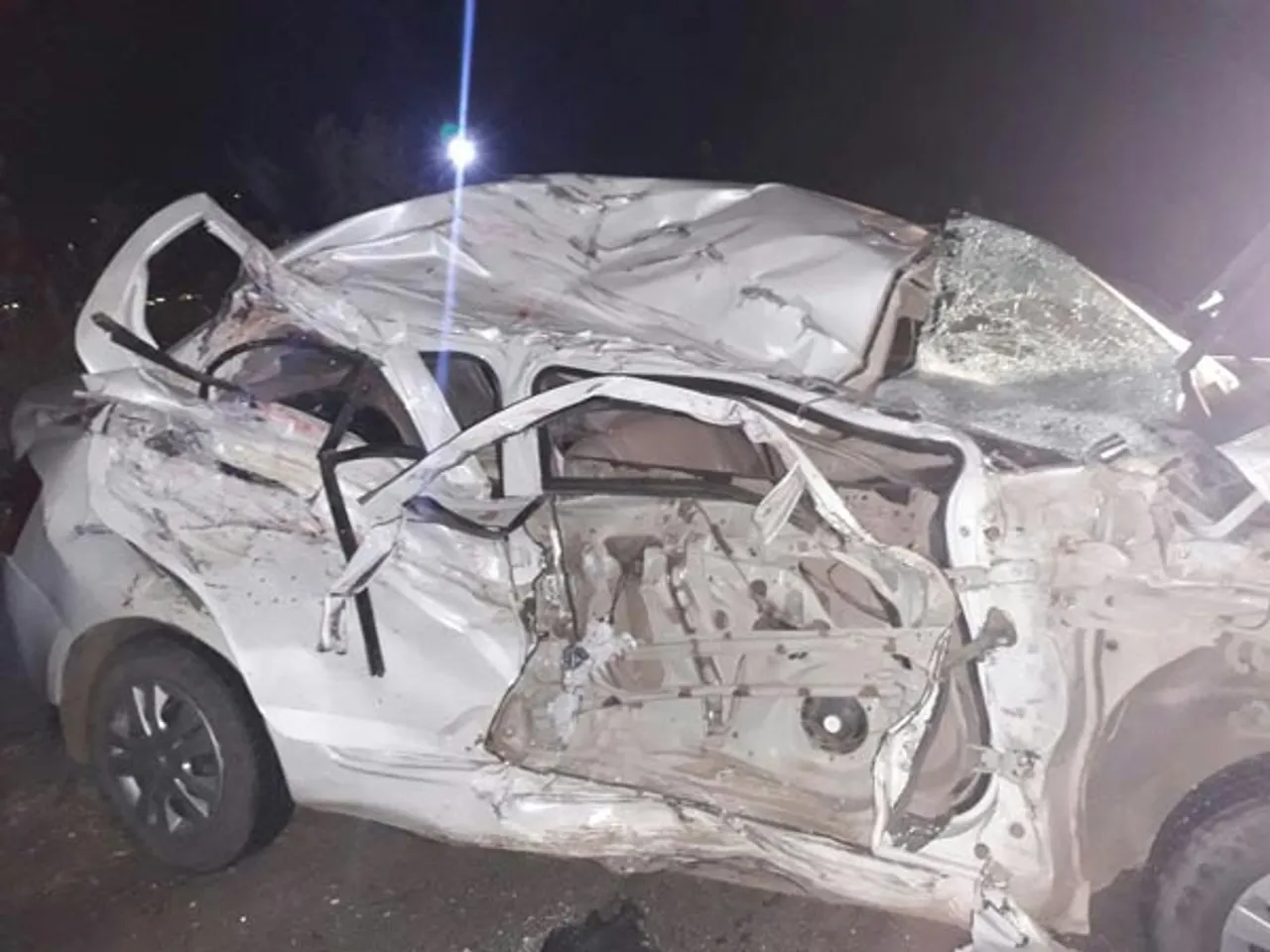 નર્મદા જિલ્લાનાં ખમર ગામ પાસે ટ્રક અને કાર વચ્ચે અકસ્માતમાં ચાર યુવાનોનાં કરુણ મોત 