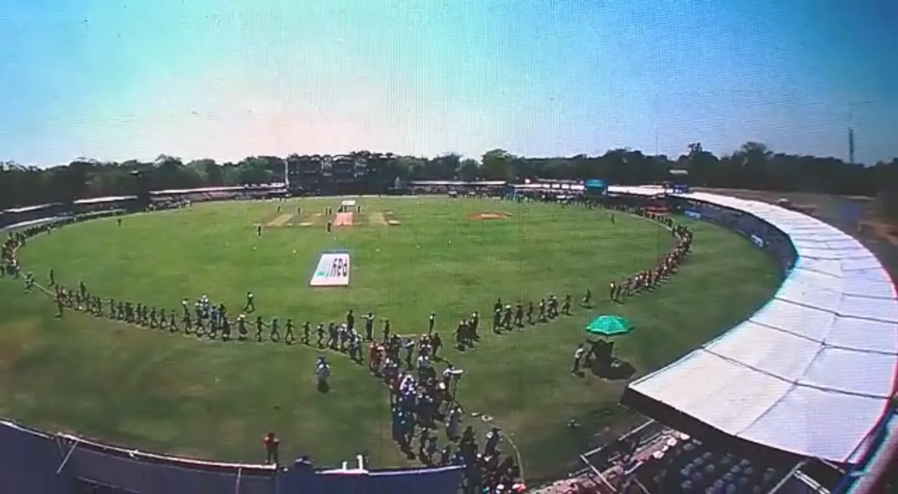 વડોદરાની મહિલાઓ પહોંચી ક્રિકેટ ગ્રાઉન્ડ, માનવ સાંકળ રચીને કર્યું ચિઅર્સ