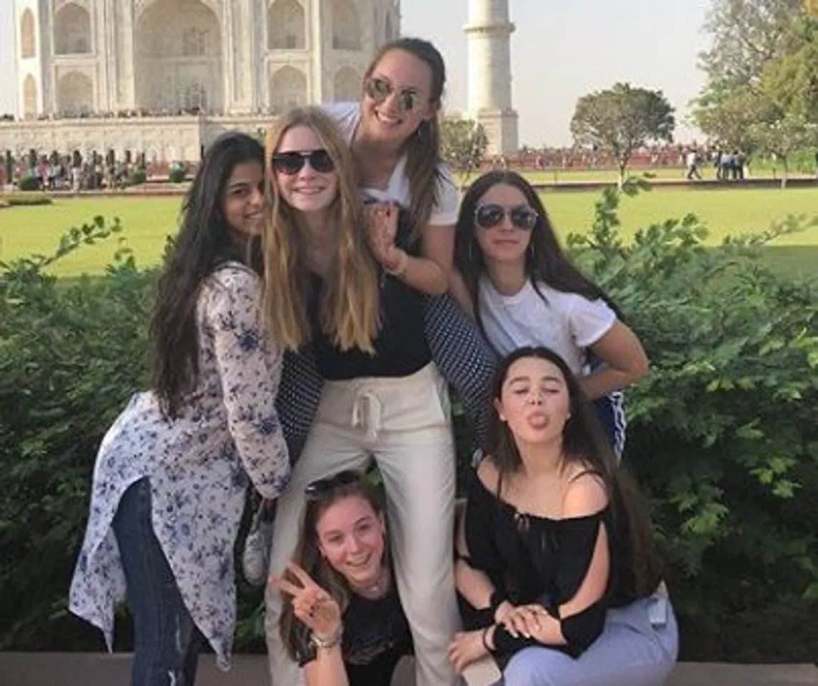 શાહરૂખની દિકરી સુહાનાખાન પોતાની વિદેશી બહેનપણીઓ સાથે પહોંચી તાજમહલ