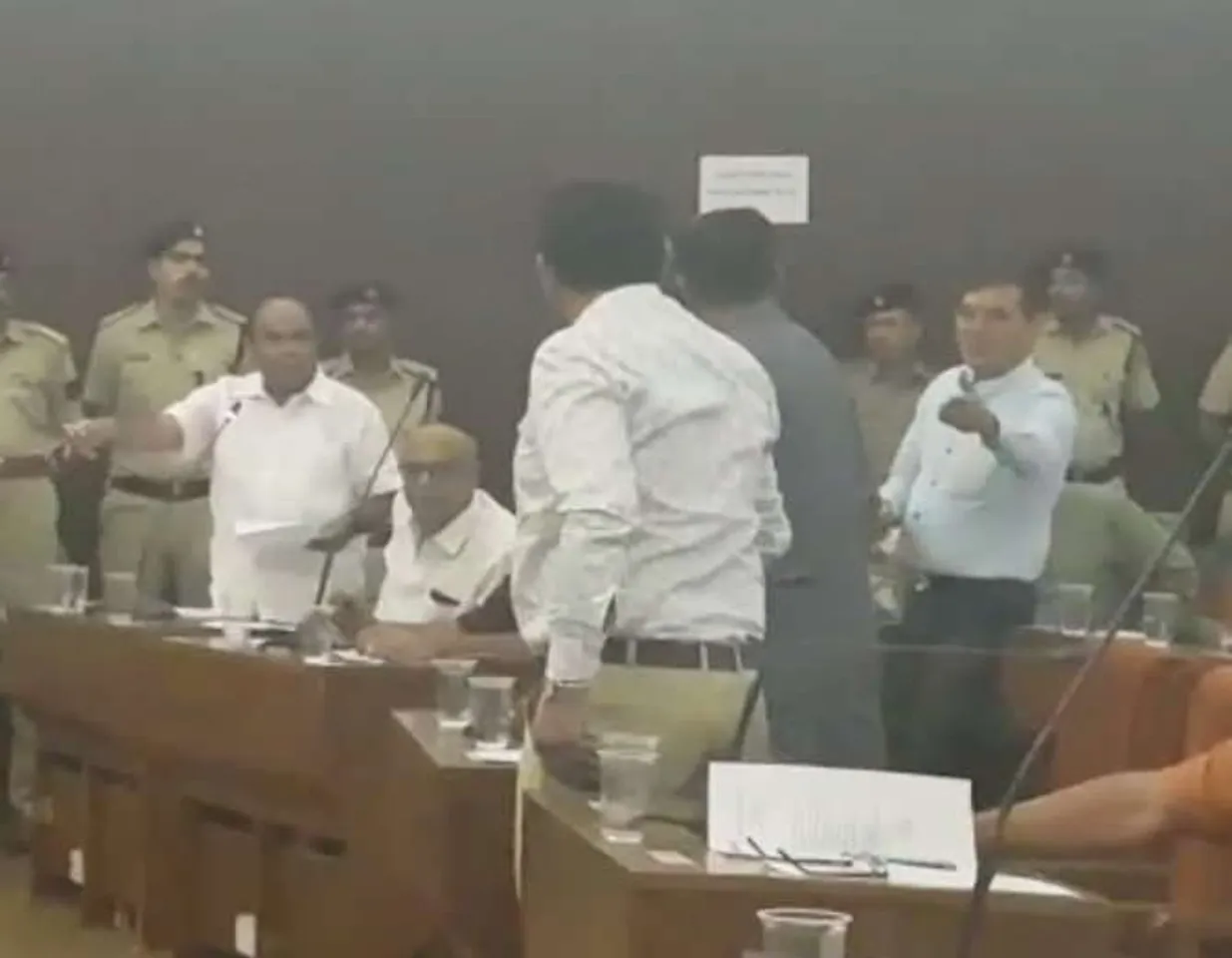 સુરત મનપાની સામાન્ય સભામાં ભારે હોબાળો, વિપક્ષે કર્યો ભ્રષ્ટાચારના આક્ષેપ