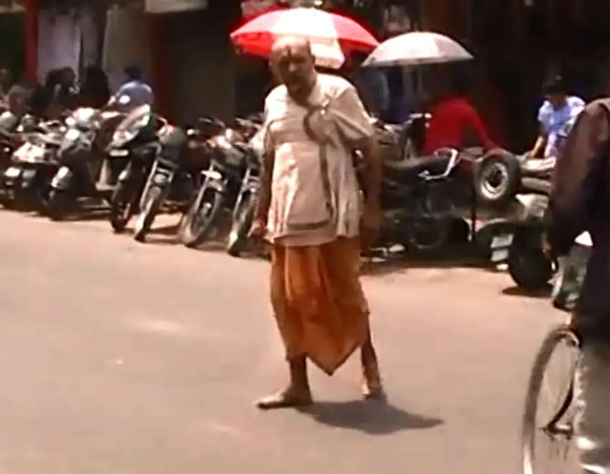 44 ડિગ્રી તાપમાં પણ આ પૂજારી ચાલે છે ઉઘાડા પગે, 19 વર્ષથી નથી પહેર્યાં પગરખાં