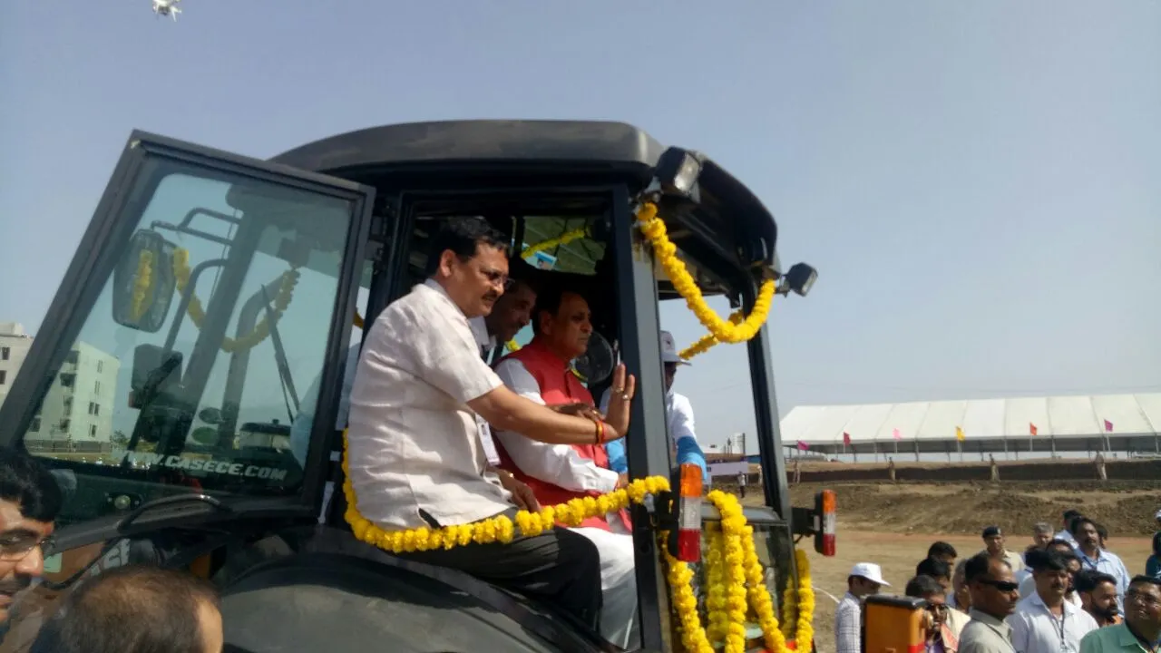 મુખ્યમંત્રી બન્યા કોમનમેન, જાતે ચલાવ્યું જેસીબી